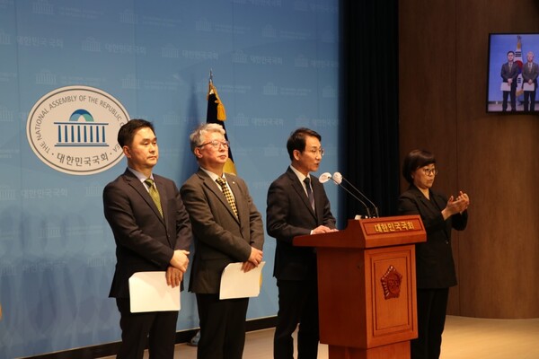 이원욱·김종민·조응천 의원이 10일 더불어민주당 탈당 기자회견을하고 있다.  (사진=이원욱 의원실)
