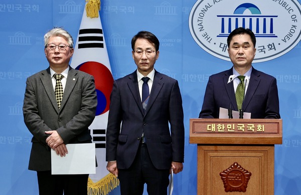 지난 10일 이원욱, 김종민, 조응천 의원이  국회에서 더불어민주당 탈당 기자회견을 하고 있다.