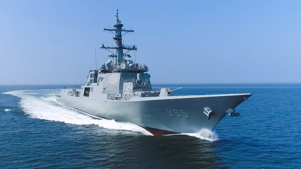 HD현대중공업이 건조해 2024년 말 해군에 인도 예정인 차세대 이지스 구축함(KDX-III Batch-II) 1번함 ‘정조대왕함’의 시운전 모습. 사진제공=HD현대