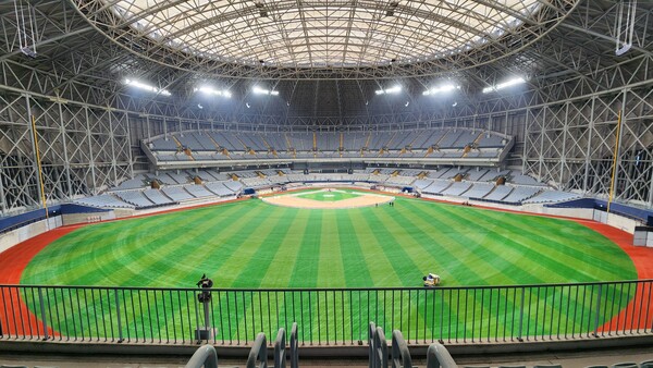 (주)미도플러스가 인조잔디를 설치한 메이저리그 개막전이 열리는 서울 고척스카이돔 야구장 마운드 전경